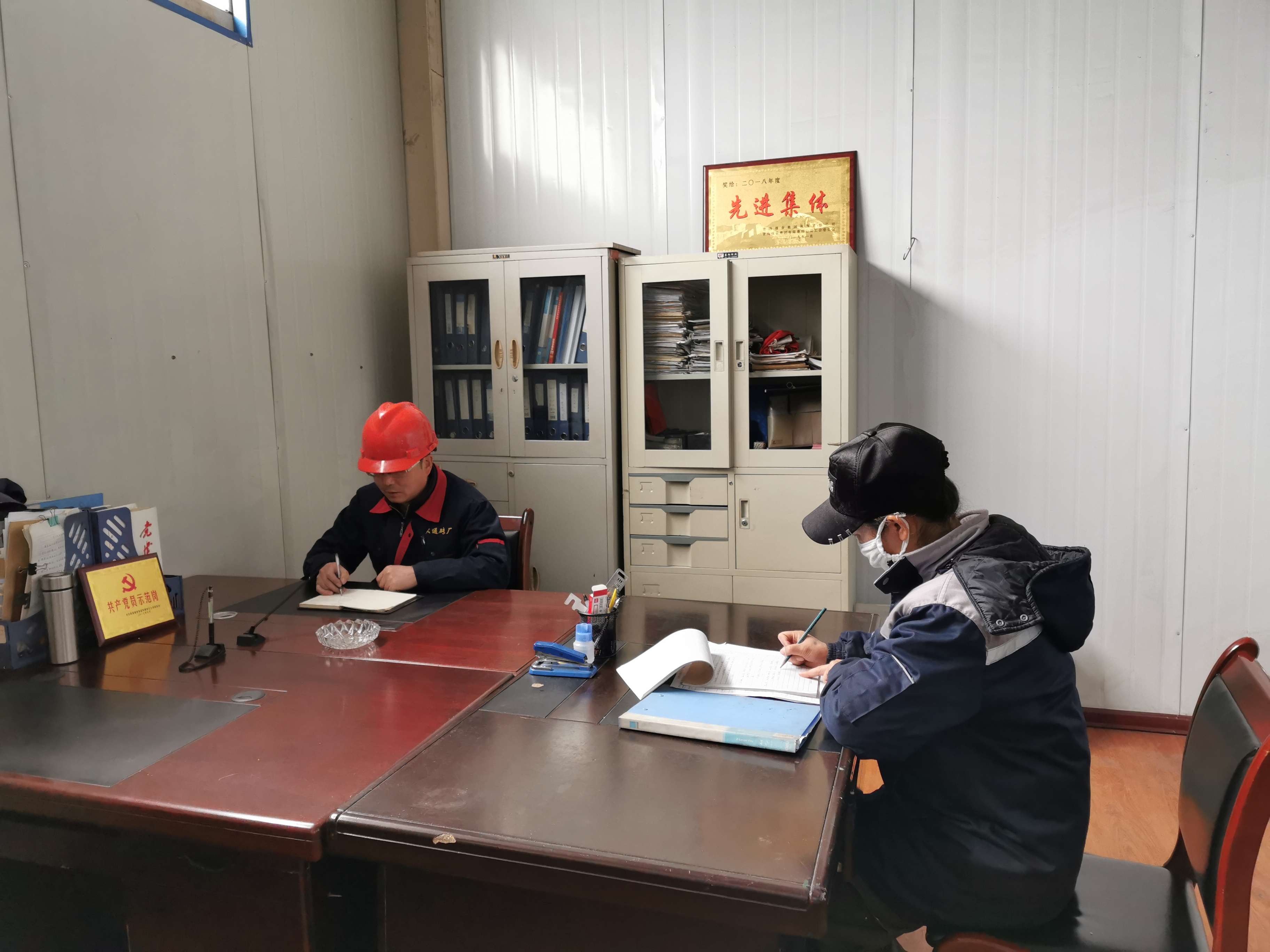 改善基層廠隊(duì)辦公環(huán)境   程彩琳攝.jpg